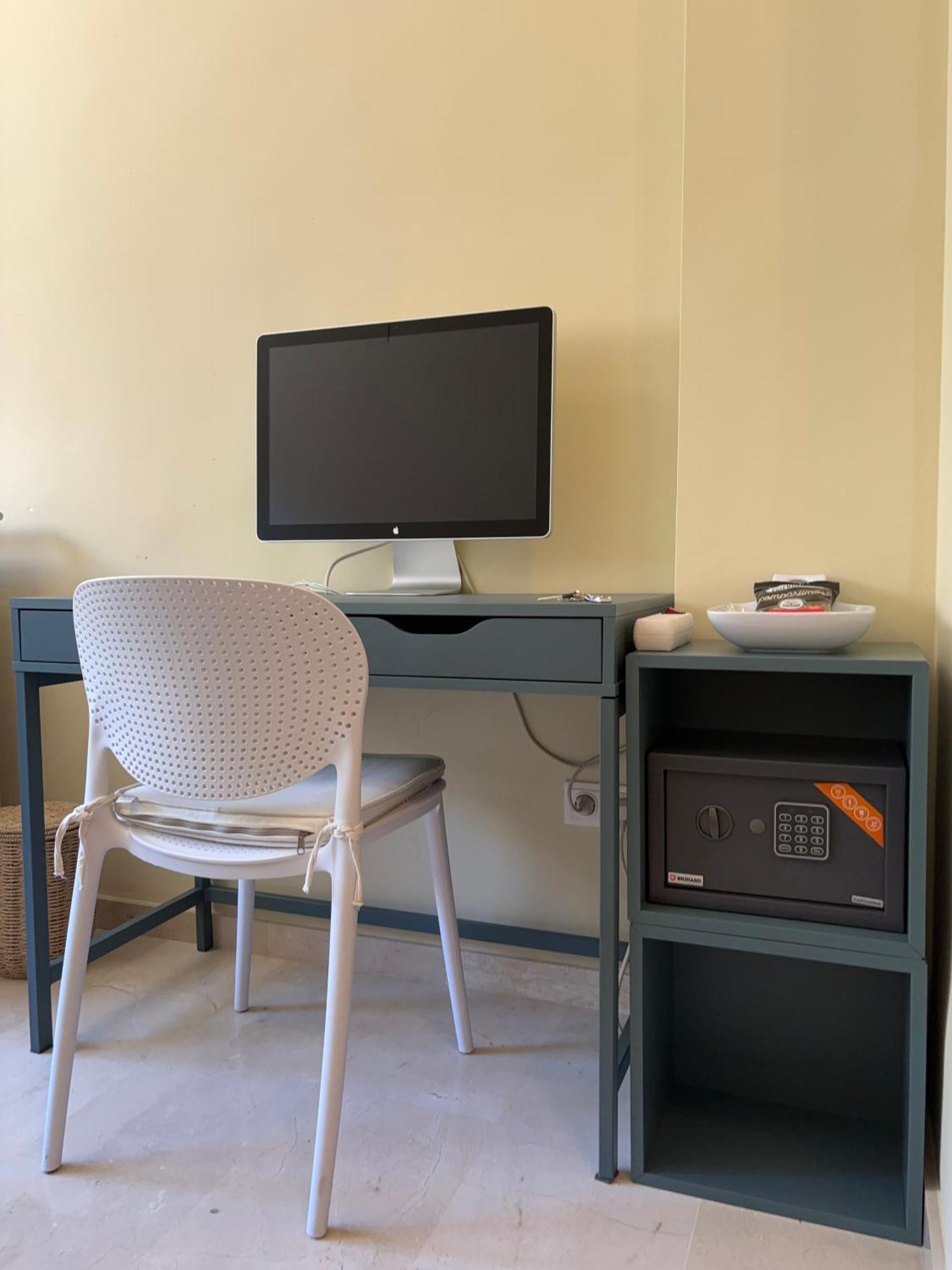 Work And Rest Away From Apartment Paterna